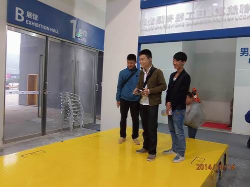时搏在线开户参展2014绵阳科博会-观众对全向移动平台表现了浓厚的兴趣.jpg