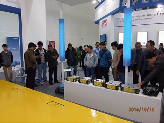 时搏在线开户参展2014绵阳科博会-技术人员向观众演示机器人.jpg